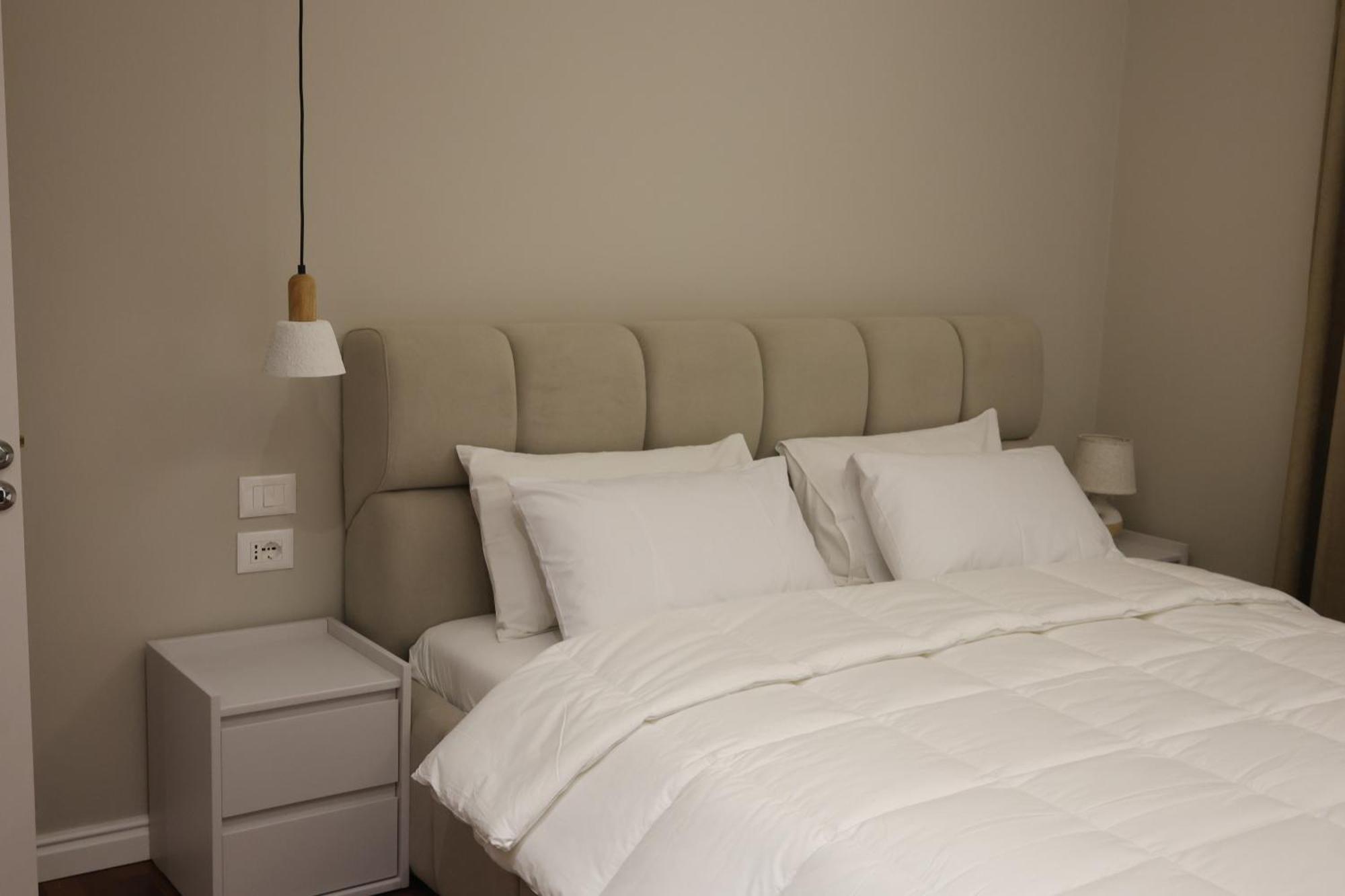 Appartamento Lunarist - Exclusive With Private Jacuzzi In Blloku Tirana