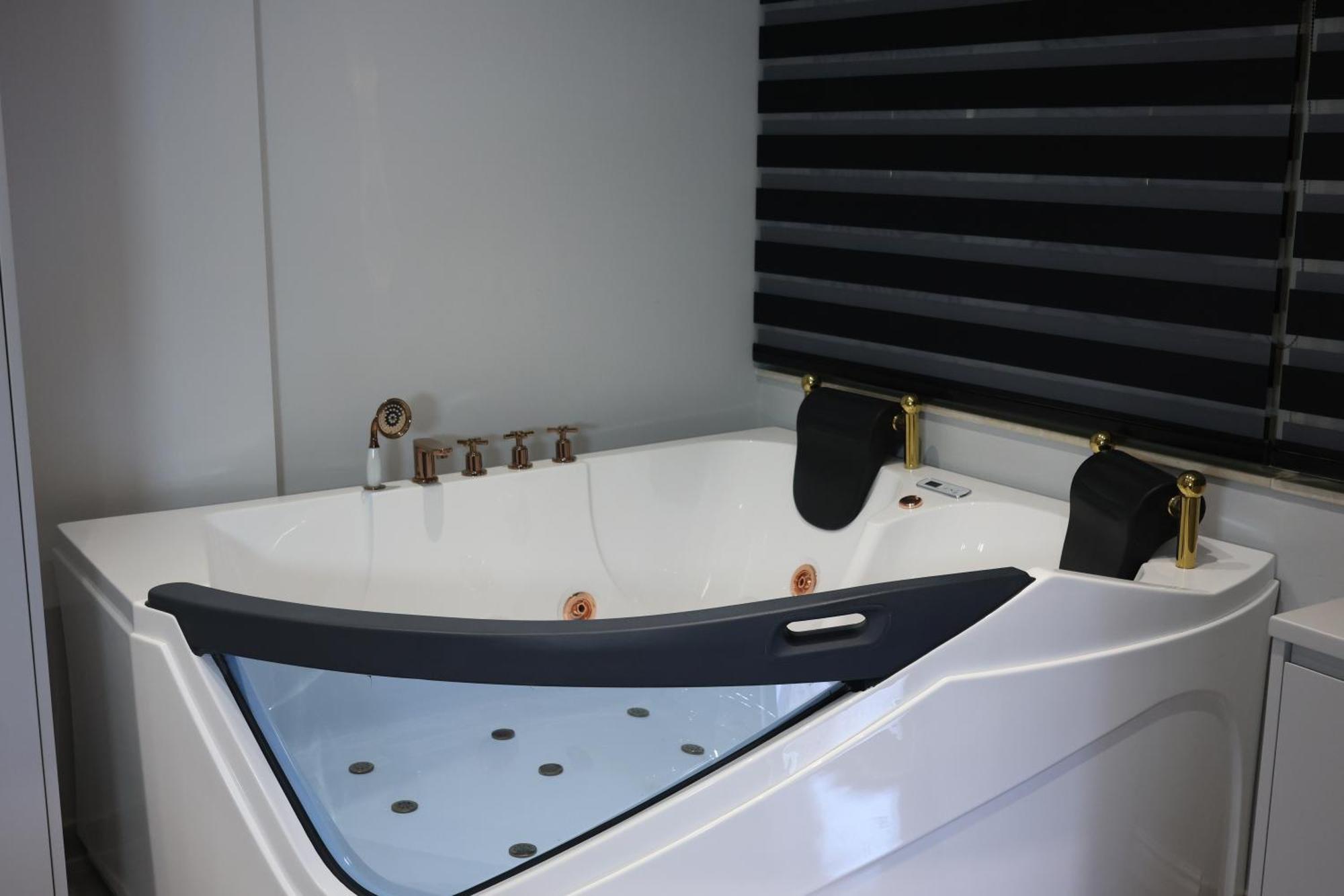 Lunarist - Exclusive With Private Jacuzzi In Blloku Appartamento Tirana