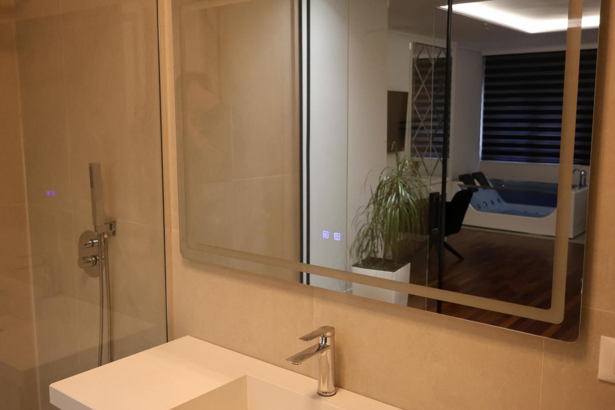 Appartamento Lunarist - Exclusive With Private Jacuzzi In Blloku